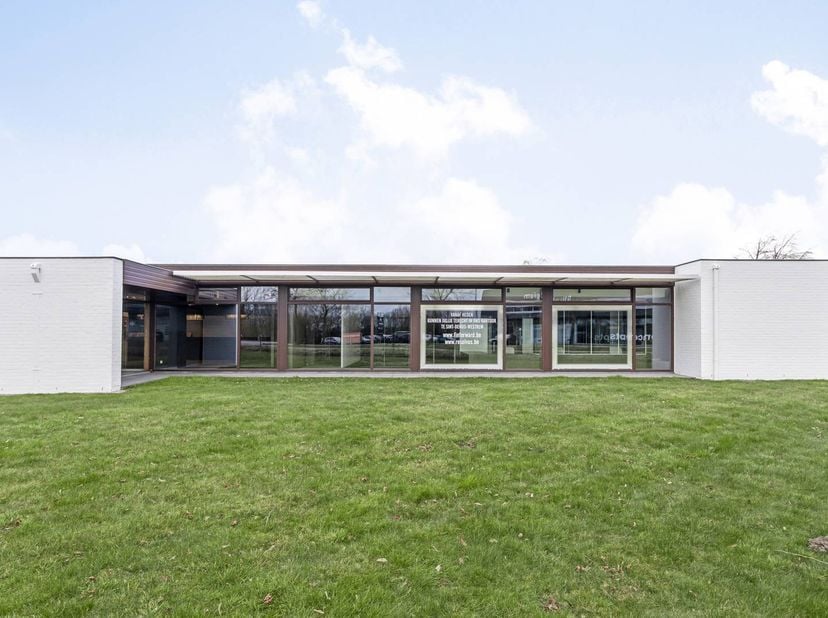 Bureaux modernes et élégants à louer à Zedelgem<br />
<br />
Ce bel espace de bureau de 180 m² offre un environnement de travail moderne et profession
