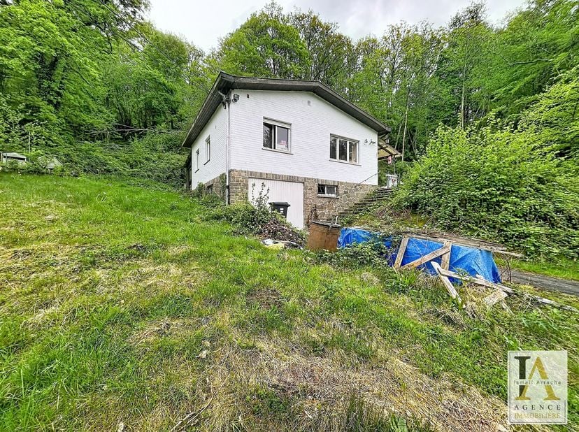 Situé dans le petit village de Ferrières, découvrez ce bungalow à rénover offrant un beau potentiel d'aménagement. Orienté plein sud, il bénéficie d'u