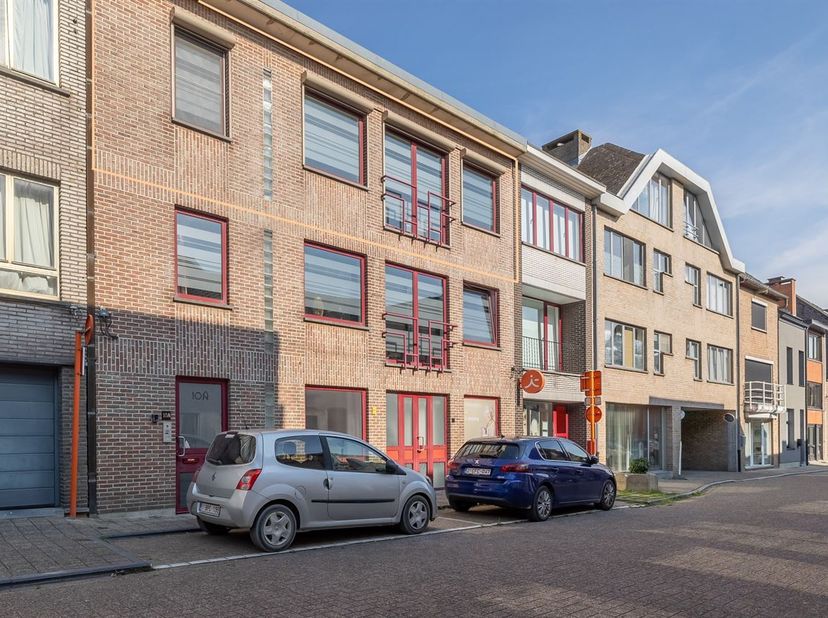Dit lichtrijke appartement is gelegen in het centrum van Scherpenheuvel, in een kleinschalige residentie met slechts twee appartementen. Het bevindt z