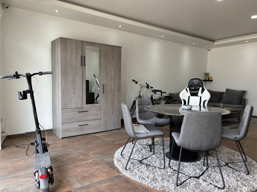 Propriété commerciale polyvalente et prête à l'emploi avec espace privé au coeur de Mortsel !<br />
Vous êtes à la recherche d'un immeuble commercial