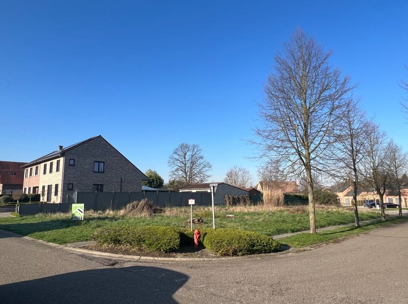 Bekijk dit perceel rechtstreeks op de site van Immo Leroi:https://www.immo-leroi.be/pand/kopen-grond-tongeren/7574602?<br />
Nabij het centrum van Ton