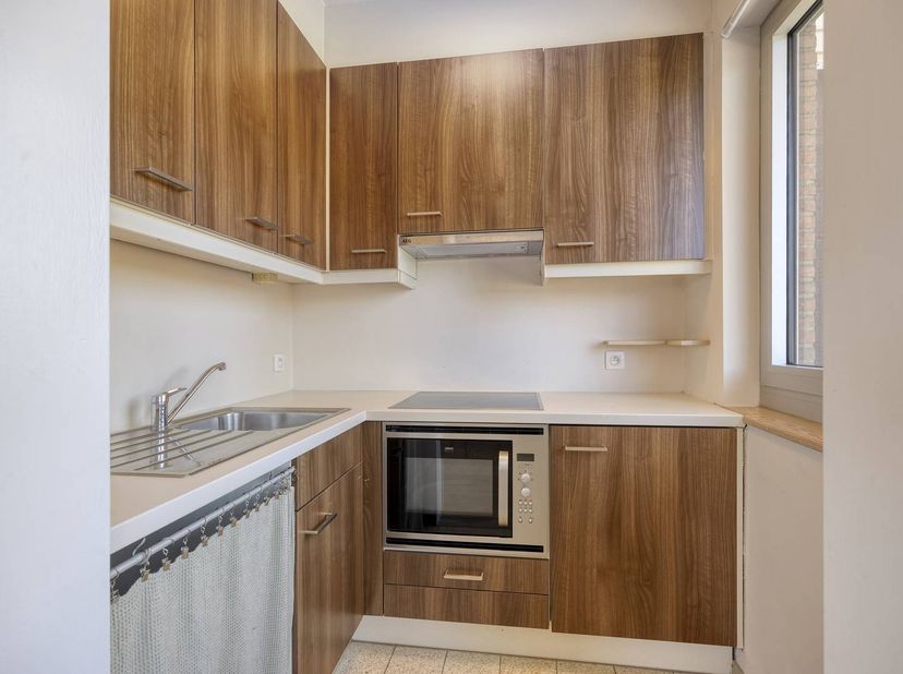 Dit gezellig en lichtrijk appartement is ideaal gelegen aan de Gouverneurverwilghensingel in Hasselt, op een uitstekende locatie vlakbij het stadscent