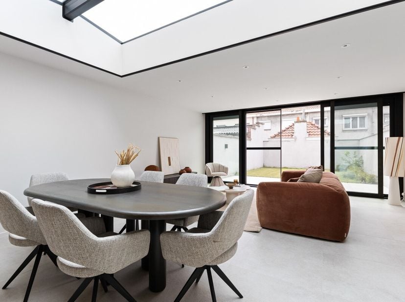 Heist: Magnifique maison entièrement rénovée avec 3 chambres et jardin exposé plein sud à vendre à Heist. Cette maison mitoyenne, finie avec un soin e