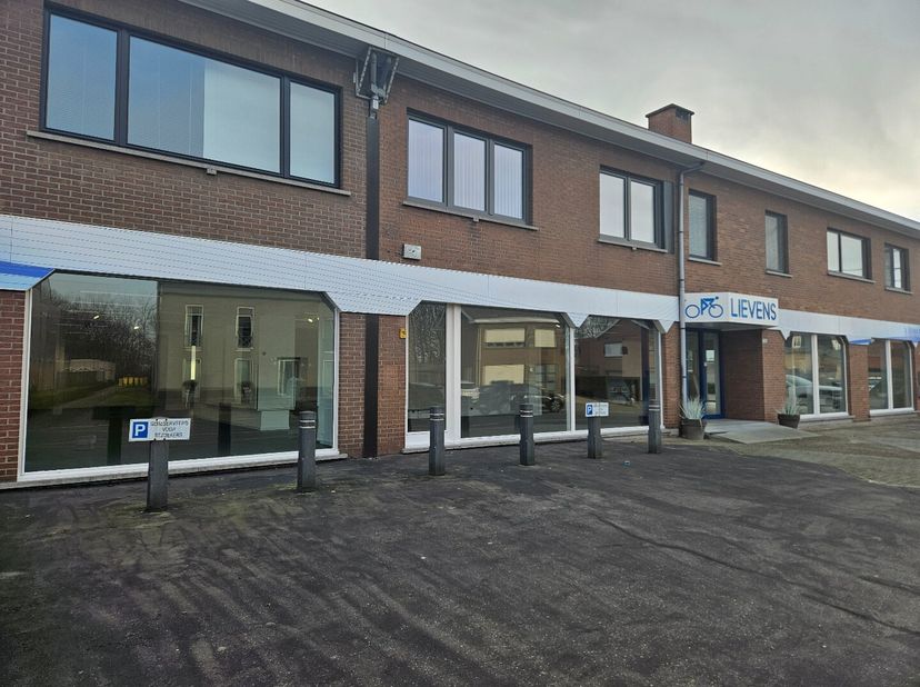 Dit handelspand in Geel-Larum heeft een vlotte verbinding met Geel, Olen en de omliggende gemeenten.<br />
De handelsruimte biedt heel wat mogelijkhed