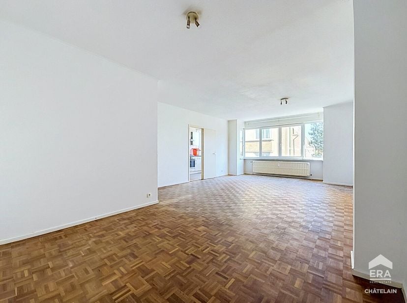 Appartement met 2 slaapkamers en terras te koop in EtterbeekGelegen in een gegeerde wijk van Etterbeek, vlakbij het Leopoldvilleplein, het openbaar ve