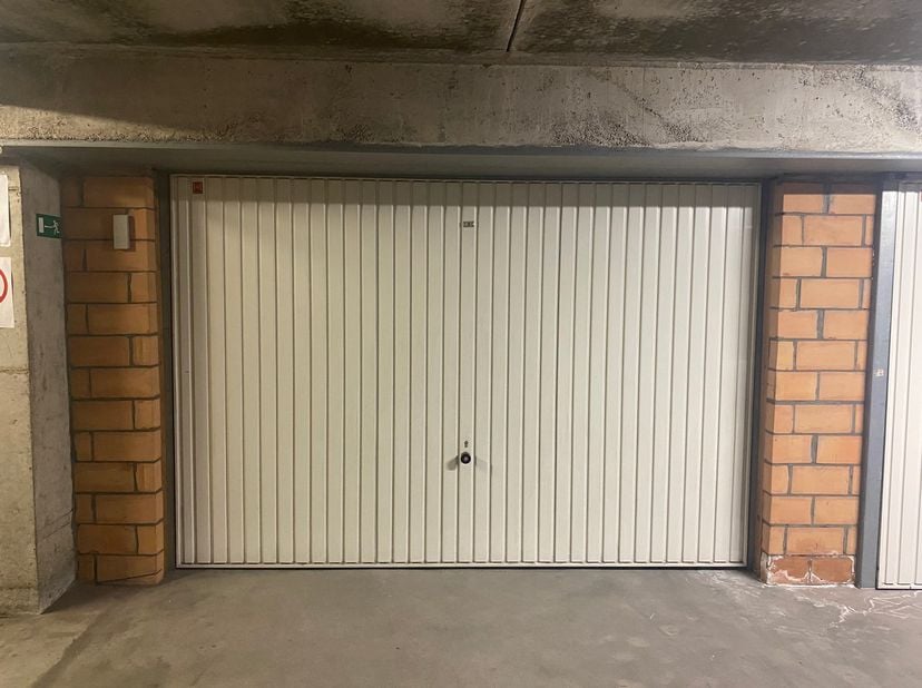 Grote garagebox van 60m2&amp;nbsp;&amp;nbsp;te huur in kelderverdieping van rustige residentie in centrum van Oostende.<br />
Afmetingen: 11,5m x 5,0m x 2,30m