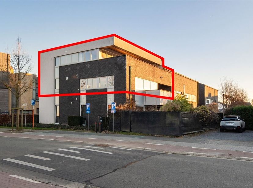 Ruim duplex appartement met staanplaats<br />
Deze ruime en instapklare duplex bevindt zich op Het Getske, een rustige en residentiële buurt in het ce