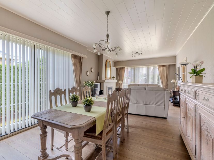 Charmante woning met 3 slaapkamers, zolder, garage en leuke tuin op een toplocatie te Itegem! Deze gezellige woning is gelegen in een groene omgeving,