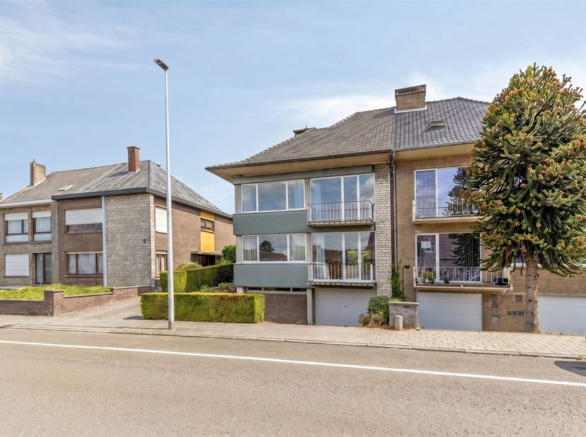 Zeer ruime halfopen bebouwing met garage en tuin.<br />
Indeling: <br />
Gelijkvloers: inkomhal, wc,  ruime en lichtrijke woonkamer (46m²), ingerich
