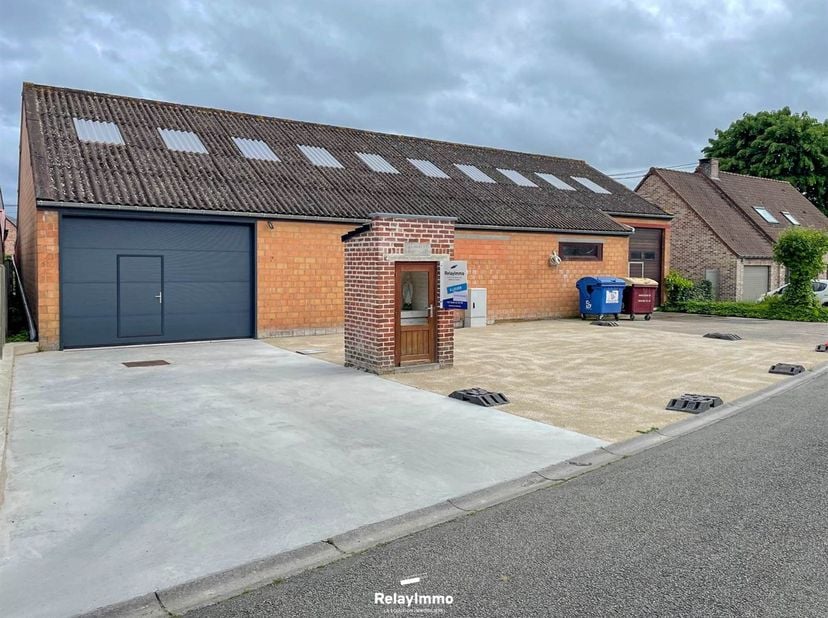 Grand entrepôt de 193 m² à louer au coeur de Brunehaut !<br />
<br />
Composition: <br />
Grand espace de stockage ou possibilité d'activité profes