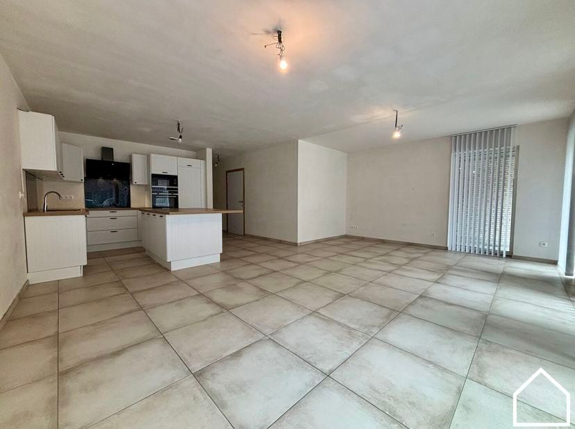 Nieuwbouwcomplex in Moorslede<br />
<br />
Ontdek deze prachtige gelijkvloerse appartement met 2 SLPKS, bureauruimte en terras<br />
<br />
-  5 zonne