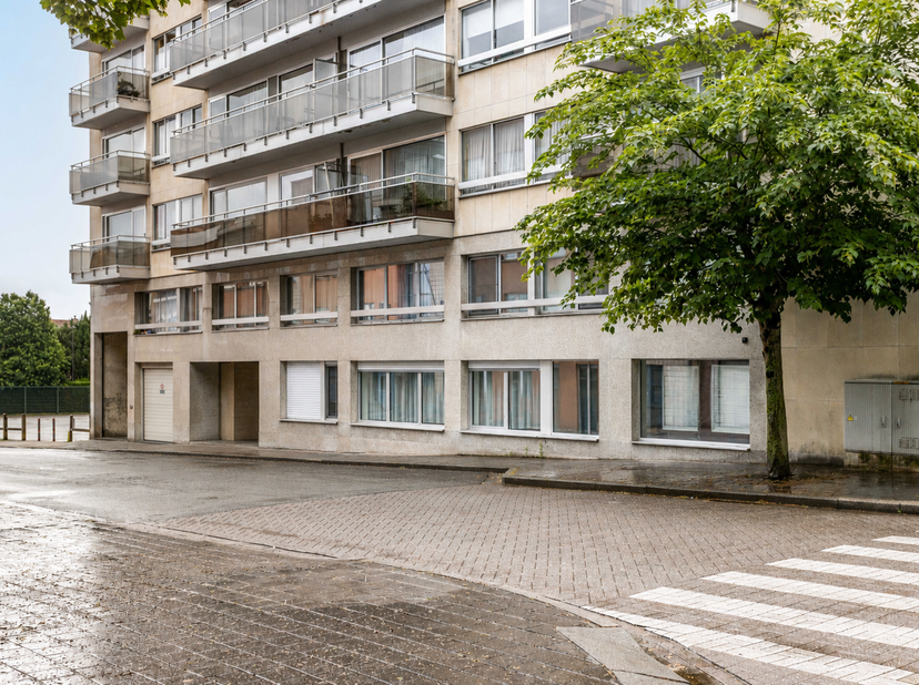 Dit instapklaar appartement bevindt zich op de gelijkvloerse verdieping van Residentie Edelweis en is gelegen pal in het centrum vlakbij o.a. de Grote