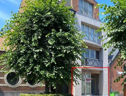                                         Bâtiment commercial à louer à Hoogstraten, € 950
