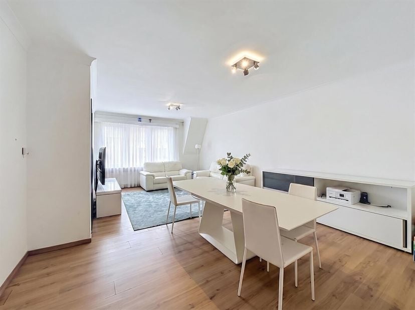 Instapklaar 2-slaapkamerappartement met privatieve berging  in hartje Sint-Gillis-Waas.<br />
BEZOEKMOMENT ZATERDAG 04/07: reservatie via sms: 0470/30