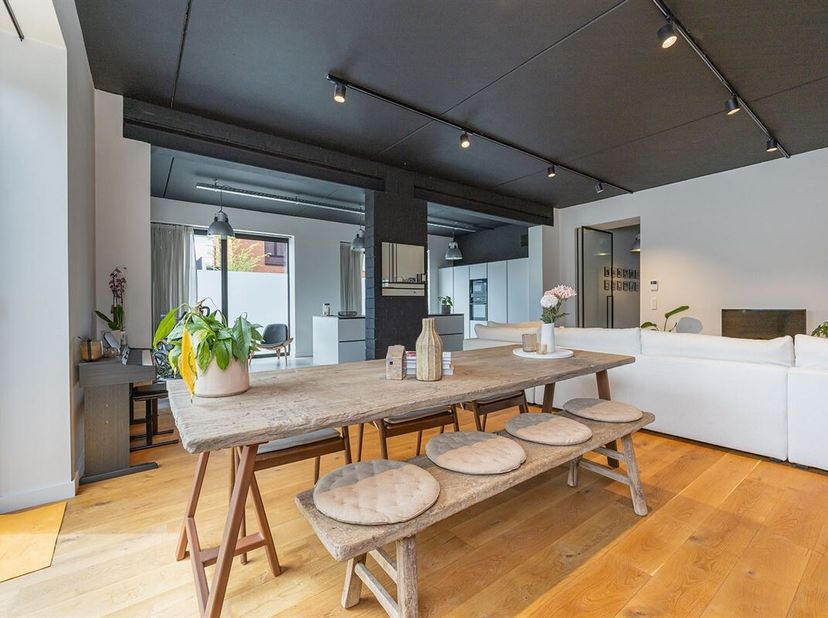 Surf via www.vac-online.be en laat je betoveren door deze prachtige, recent gerenoveerd appartement, gelegen in Klein-Brabant. Met zijn weidse open ru