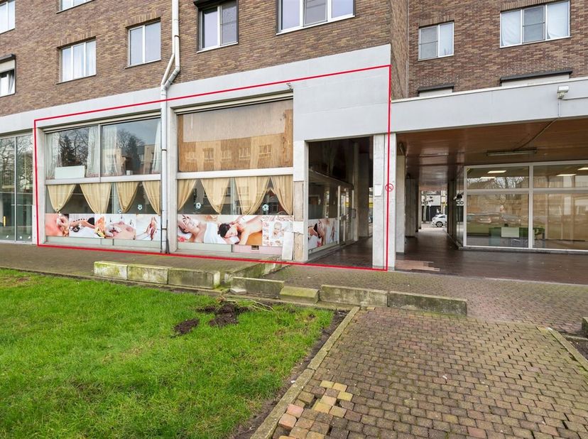 Top gelegen handelsgelijkvloers in het centrum van Turnhout<br />
Locatie:<br />
Het handelspand is top gelegen in het centrum van Turnhout. Een zeer