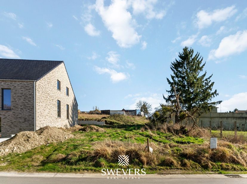 Voor meer info en foto’s, surf naar www.swevers.be – In de rustige Bronstraat in Voort (Borgloon) ligt deze mooie bouwgrond van 7 are 57 centiare, een