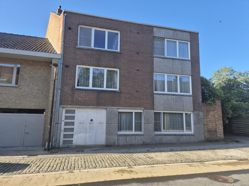 700 euro Rustig en centraal gelegen appartement op 1ste verdieping van een gebouw, bestaande uit: - inkom - toilet - woonkamer - keuken (oven, kookpla