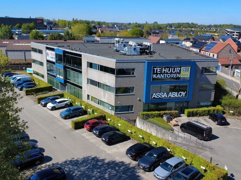 400m² de bureaux prêts à l'emploi (extensibles à 1220m²)<br />
Emplacement : à proximité de la sortie E40 et R4, accessible en transport en commun<br