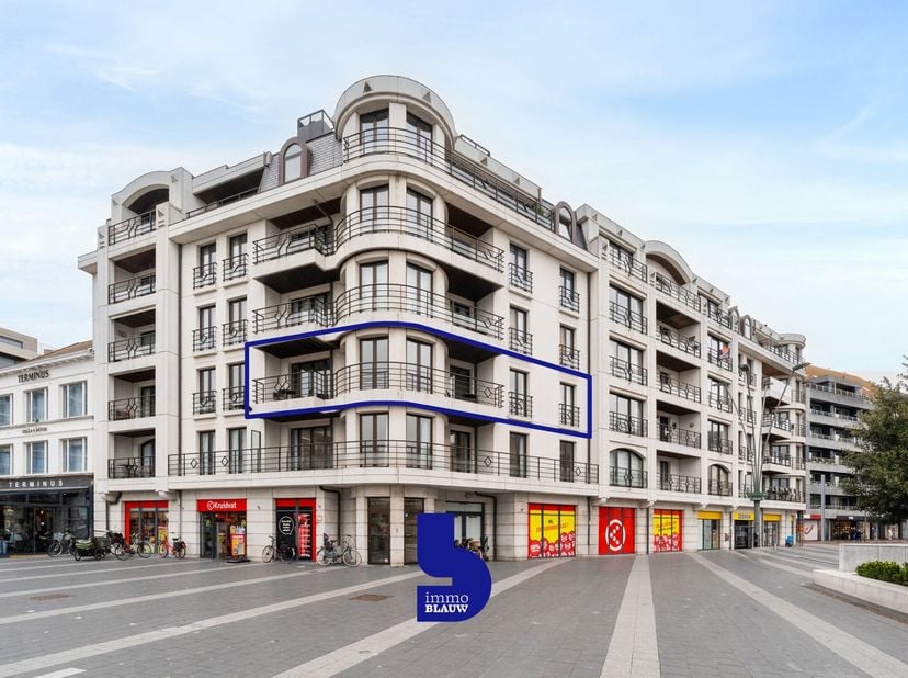 Ontdek dit uitzonderlijk ruime en lichtrijke 3-slaapkamerappartement, ideaal gelegen in een klassevolle residentie op het Stationsplein van Blankenber