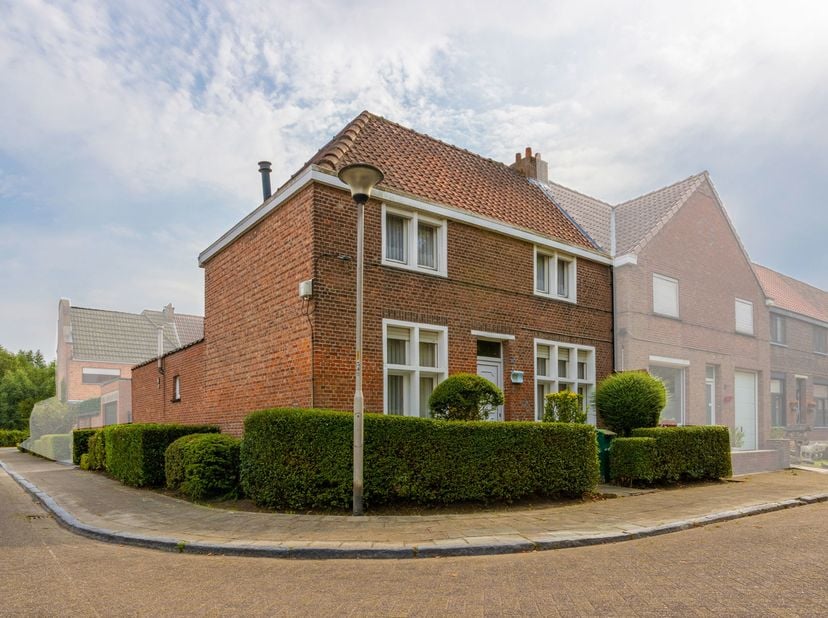 Gezellige gerenoveerde woning op rustige ligging.<br />
Aan het Achturenplein in Niel bevindt zich deze verzorgde woning die recent een totaalrenovati