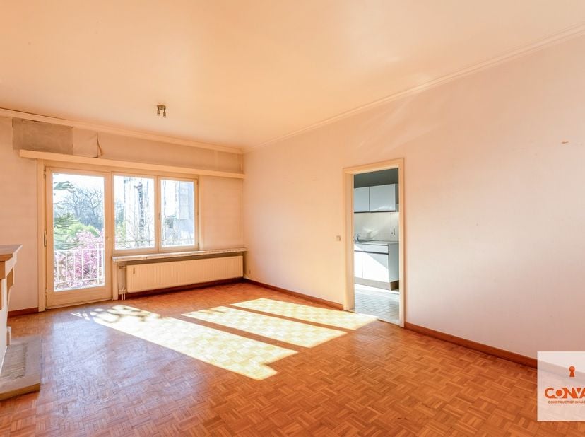 Dit charmant en lichtrijk appartement met twee slaapkamers is gelegen in een rustige, groene woonomgeving op korte afstand van zowel het centrum van S