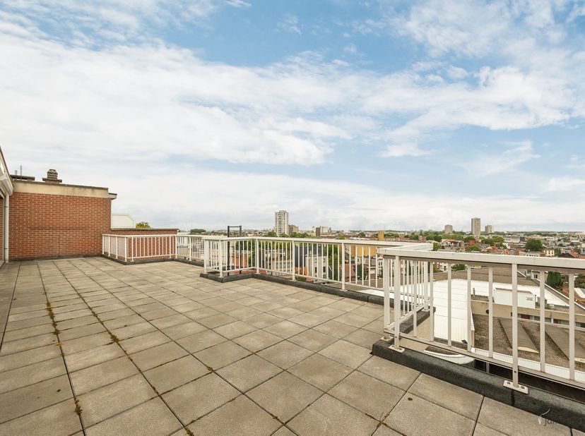 Op de zevende en hoogste verdieping van een verzorgd gebouw bevindt zich dit ruime penthouse-appartement van ca. 140 m², omringd door twee royale zonn