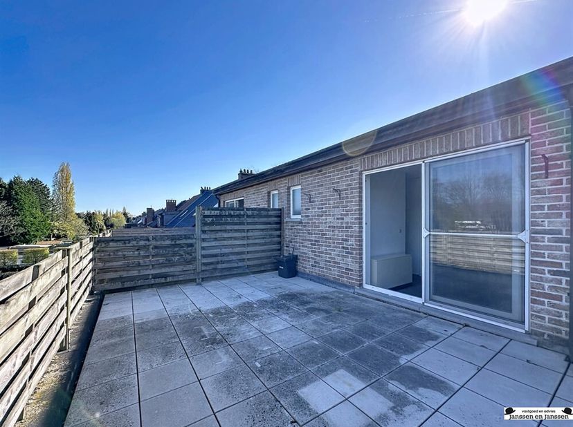 Gezellig dakappartement met groot zonneterras in kleinschalig gebouw<br />
In een verzorgd  gebouw met 5 appartementen bevindt zich dit aangenaam daka