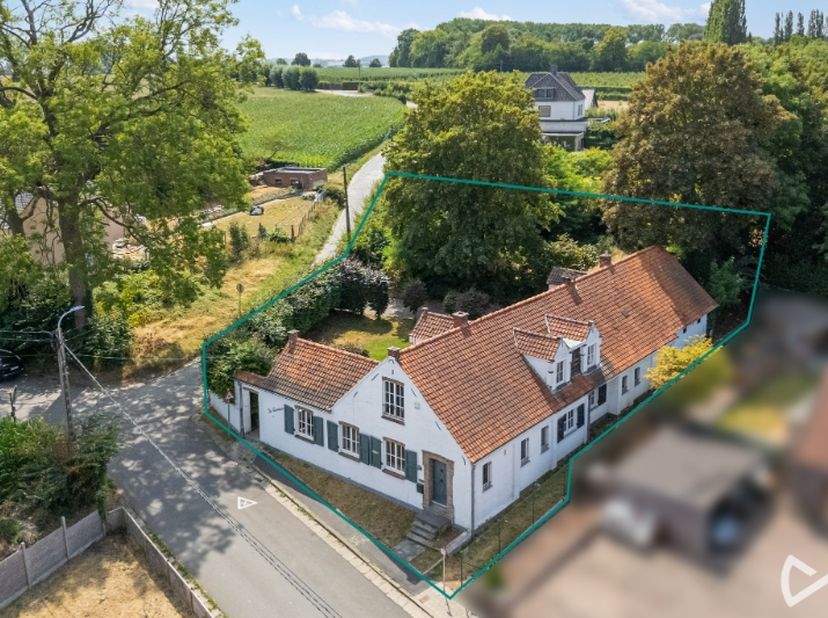Deze karaktervolle woning geniet van een gunstige ligging nabij diverse belangrijke verbindingswegen en biedt dankzij de ruime indeling en het mooie p