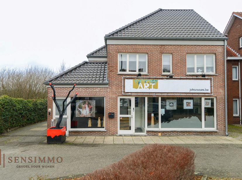 Op een uitstekende zichtlocatie, op een perceel van maar liefst 8a 70ca, bevindt zich dit veelzijdige opbrengsteigendom bestaande uit een gelijkvloers