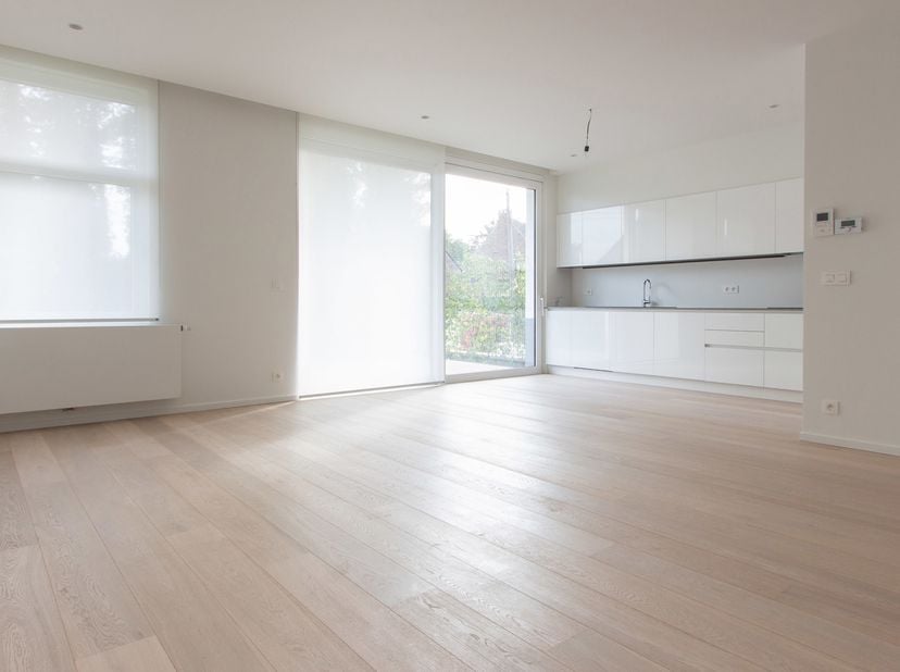 LA HULPE, wijk Trois Colonnes. Licht NIEUW APPARTEMENT (1SLK/1BDK) gelegen op het gelijkvloers van het project Elisabeth, dicht bij winkels en toegang