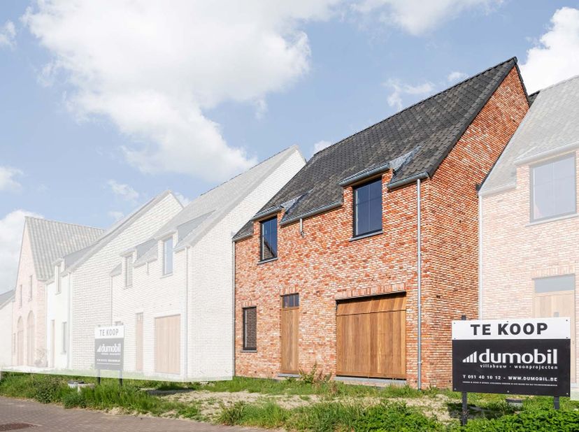 Deze energiezuinige halfopen nieuwbouwwoning in landelijke bouwstijl werd reeds wind-waterdicht opgebouwd en wordt binnenin verder kwalitatief afgewer