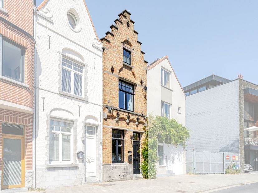 Op wandelafstand van het centrum bevindt zich deze bijzondere neogotische stadswoning uit 1907, een authentieke eigendom met een unieke uitstraling en