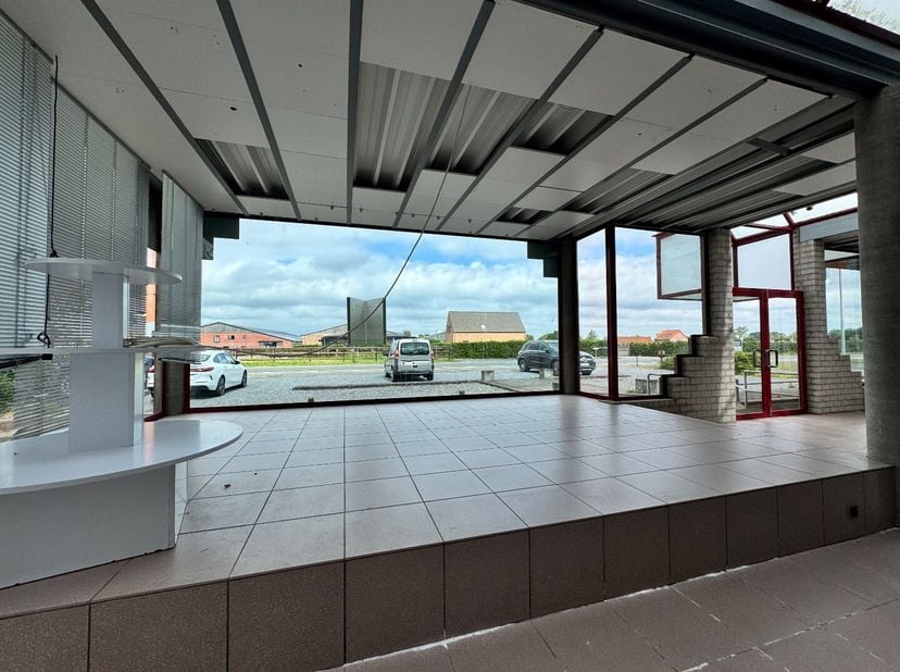 Dit mooie handelspand beschikt over een grote winkel, een werkplaats , een kleine loods en een ruime woning.<br />
Deze woning bestaat uit: living - k