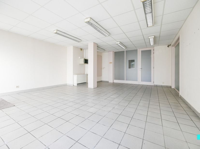 Deze commerciële ruimte beschikt over een bruikbare vloeroppervlakte van ca. 114 m² (volgens EPC-attest) en is gelegen op een toplocatie in het hart v