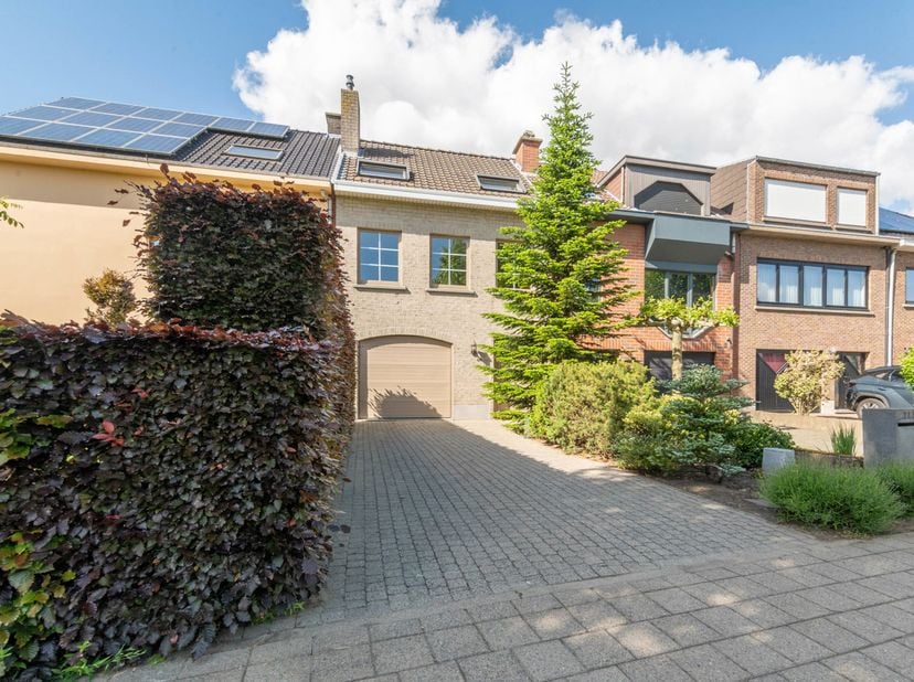 Deze degelijk gebouwde woning uit 1992 werd doorheen de jaren uitstekend onderhouden en bevindt zich op een zeer vlot bereikbare locatie nabij de A12