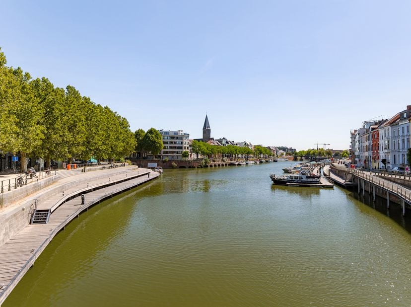 Op de derde verdieping bevindt zich dit volledig gerenoveerde hoekappartement met een uitzonderlijk brede leefruimte en een open uitzicht over Portus