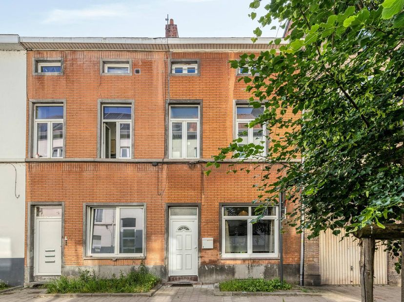 Op zoek naar een gezellige instapklare woning op een toplocatie?<br />
<br />
Deze gerenoveerde (2017) rijwoning ligt in een sfeervol, rustig en groen