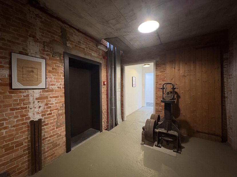 C'est à Ruien, une charmante commune de Kluisbergen, que se trouve ce complexe de lofts unique. Ce loft triplex de caractère, situé au premier étage,