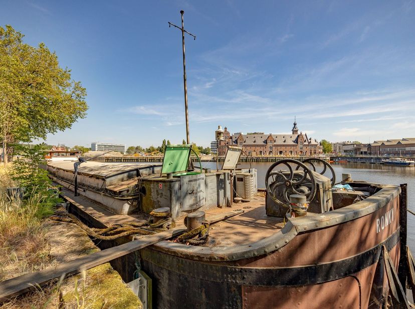 Woonboot met ligplaats te koop in centrum Mechelen<br />
Ligging: De woonboot is gelegen in het Keerdok te Mechelen. Deze centrale locatie maakt dat