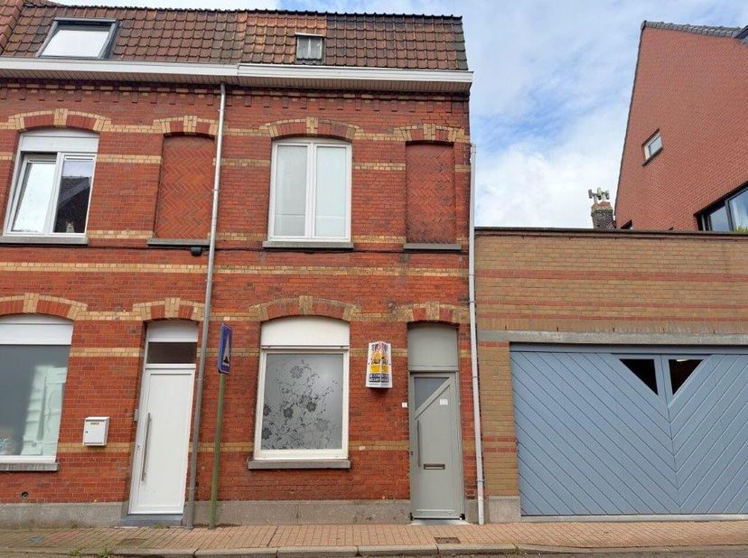 Te renoveren woning gelegen in het centrum, op wandelafstand van het station, winkels en andere voorzieningen. De woning omvat op het gelijkvloers een
