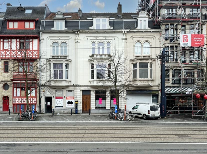 Voor meer informatie of een bezoek? 09 279 11 22 of info@centeroffice.be<br />
Dit handelspand is gelegen in de prachtige Koningin Elisabethlaan van G