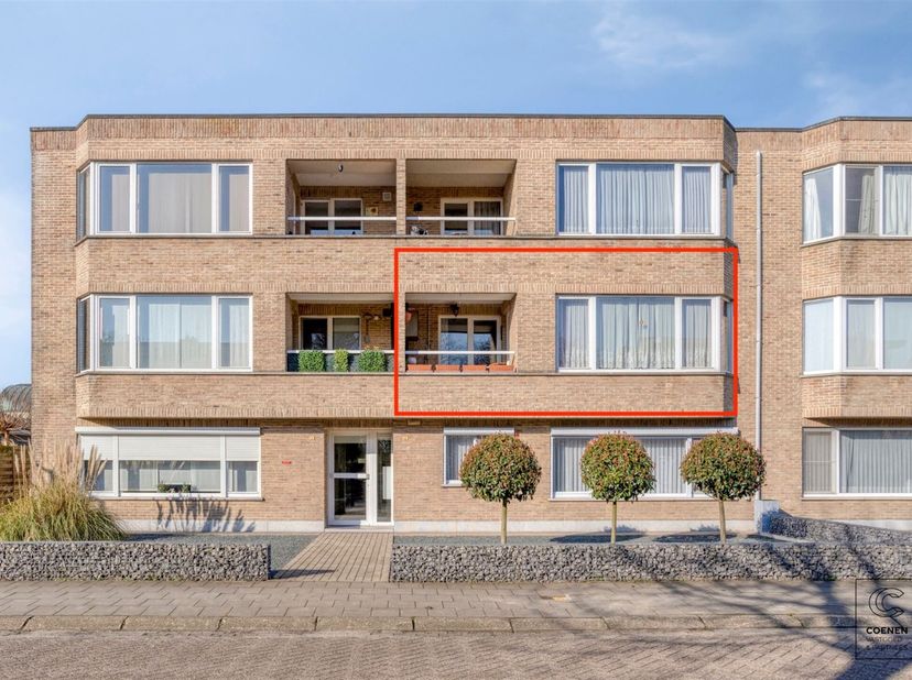 Ontdek dit lichtrijke appartement van 94 m² in het hart van Zwijndrecht, met twee comfortabele slaapkamers en een praktische indeling. Bij binnenkomst