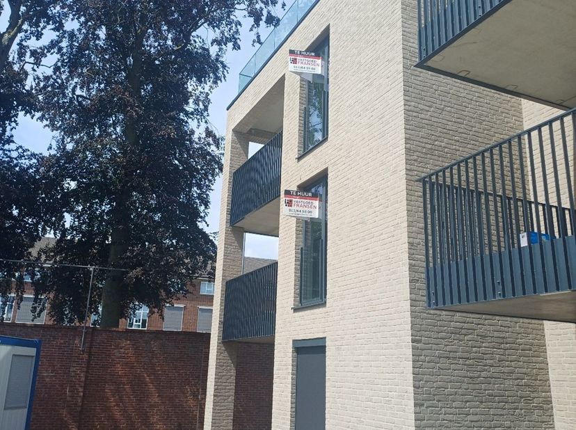 Energie-neutraal instap klaar nieuwbouwappartement in Neerpelt centrum kortbij school, trein, horeca, winkels, .... Het appartement bestaat uit een in