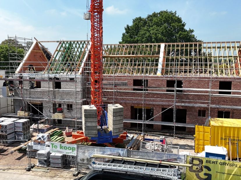 Rond de Mokkerkapel worden drie moderne BEN-woningen gebouwd op een toplocatie, op wandelafstand van scholen, winkels en openbaar vervoer. De woningen