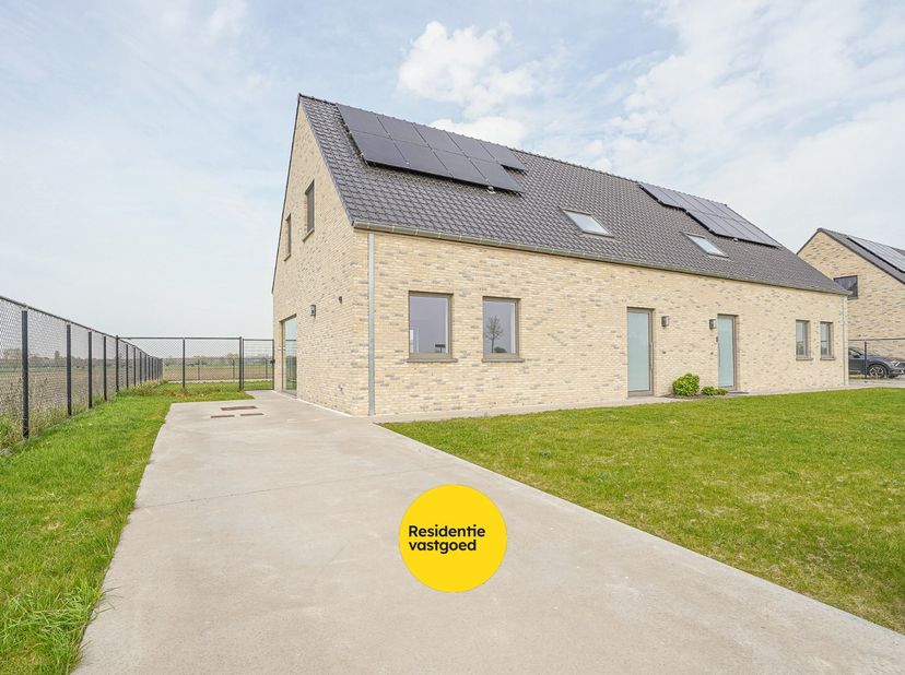 Recente halfopen woning te huur in Aartrijke. Deze woning bevat een inkomhal met apart toilet, toegang tot berging/ wasruimte, leefruimte met open keu