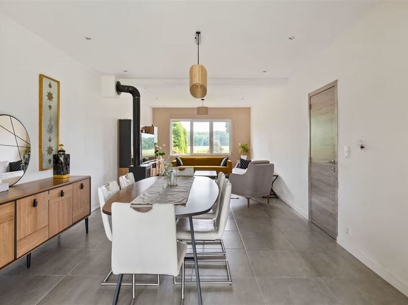 Deze open bebouwing bevindt zich op een mooi perceel van 619 m² met een straatbreedte van 17 meter. <br />
De woning is gunstig gelegen tussen Duffel-