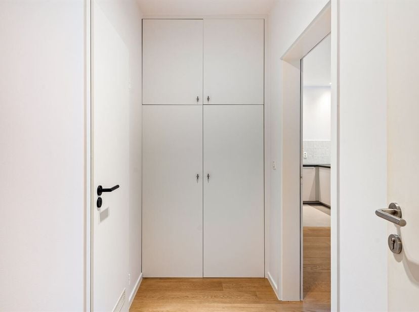 Prachtig gerenoveerd (2026) Appartement (81m²) voorzien van 2 slaapkamers, gelegen op een steenworp van de Grote Markt in Antwerpen<br />
Ligging: <br