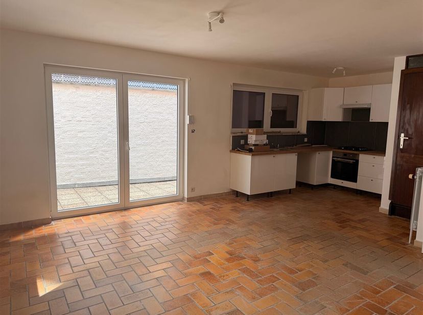 Schitterend duplex appartement met 2 slaapkamers en terras, volledig gerenoveerd, gelegen op 100 m van de Grote Markt in Bergen.<br />
Het appartement