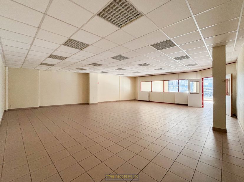 Découvrez cet immeuble commercial exceptionnel, STRATÉGIQUEMENT situé dans le CENTRE d'Audenarde – un emplacement de choix offrant une VISIBILITÉ MAXI